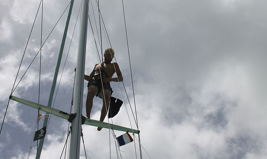 Skipper Christian i masten i gang med at skifte bakstag inden afgang fra St. Martin. Foto: Cille Rosentoft.