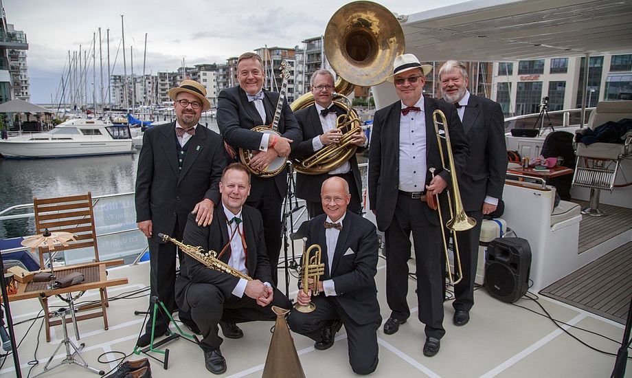 De syv svenske jazzspillere står søndag for den gode stemning i Dockan Marina. Foto: MadaRo
