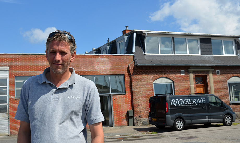 Frank Kirkegaard står foran nye lokaler lige ved Svendborg havn. Da minbaad.dk var forbi i sidste uge, arbejdede man hårdt på at blive klar til 15. august, hvor der åbnes. Foto: Louise Haldbo Balslev