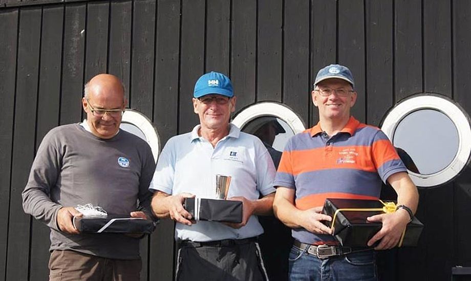 Andreas Granlund, Bent Mallemuk og rorsmand Per Jørgensen fik pokalen hjem til Koldibg igen. Foto Kolding Sejlklub