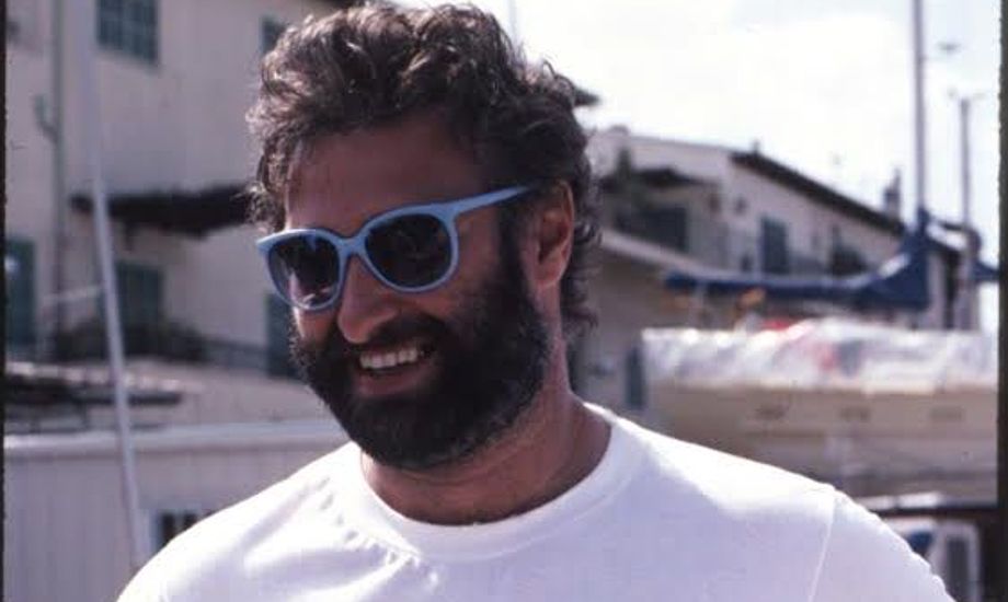 Niels med rigtigt skæg, som han ikke har i dag. Fra One Ton Cup på Mallorca 1986. Han siger om 1986, at det var året, hvor han kunne gå på vandet på grund af de mange sejre. Hertil har solbrillerne dog nok også hjulpet. Foto: Privatfoto