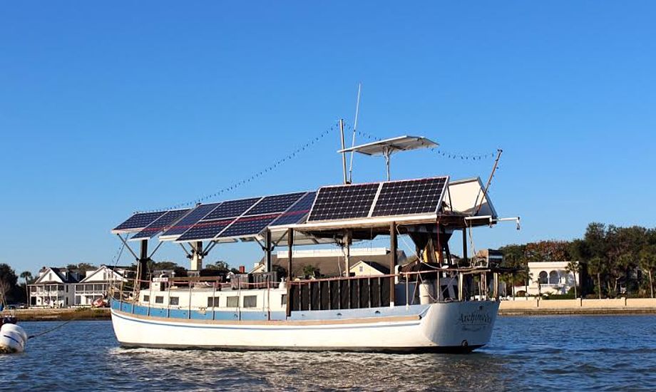 Denne båd er the talk of town i St. Augustine. Han sejler med en elektrisk motor – og pynter endda båden med masser af julelys! Fotos: Signe Storr