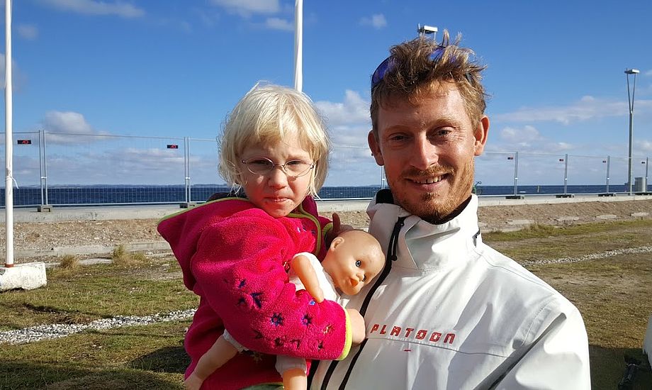 Prof-sejler Martin Kirketerp står her med datteren Freja. Nu sejler Kirketerp også på Warrers M32er. De to vandt OL-guld i 2008 på 49er. Foto: Troels Lykke
