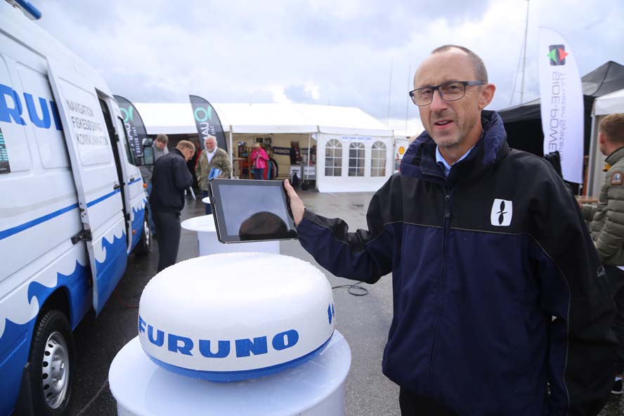 Walther Fenger fra Furuno viser deres WiFi-radar frem på Flydende Bådmesse. Foto: Troels Lykke