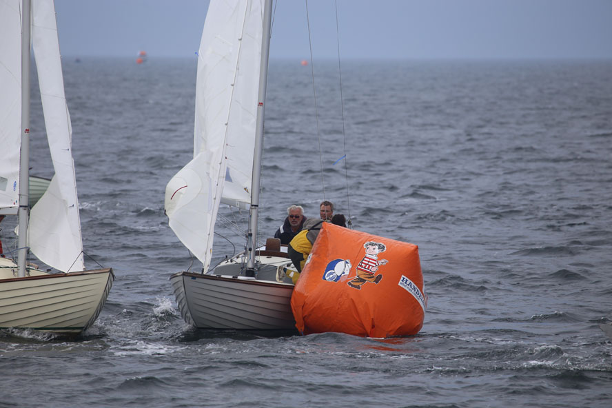 Sidste år blev DM i Folkebåd sejlet i Kragenæs på Lolland. Det kan Johnny fra Doyle Sails, th., godt huske... Foto: Troels Lykke