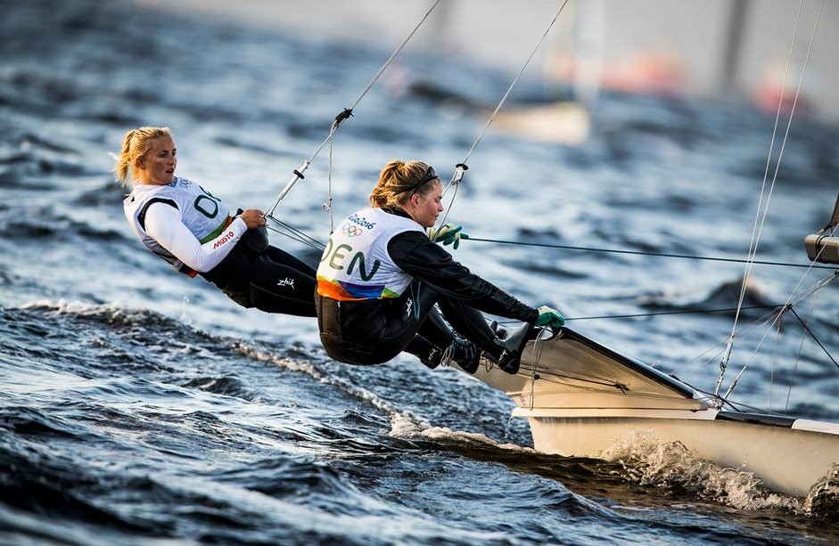 Rorsmand Jena Mai-Hansen, tv, og Katja Salskov-Iversen fyrede en del førstepladser af ved OL i Rio. Her er belønningen med bronzeplads. Foto: World Sailing