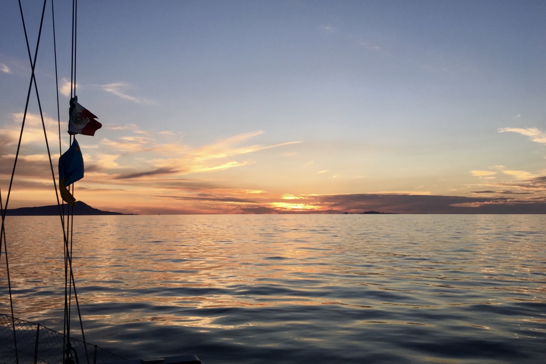 Når solens stråler forsvinder fra havoverfladen, venter en helt særlig og anderledes mørkesejlads for skipper og gaster. Foto: Sara Sulkjær