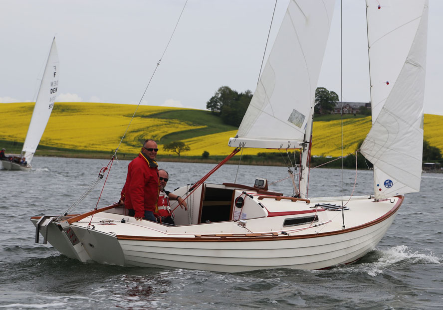 Henrik Kold sejler her med sin lille, Flemming, og Jens Thurøe i Kolding tidligere i år. Foto: Troels Lykke