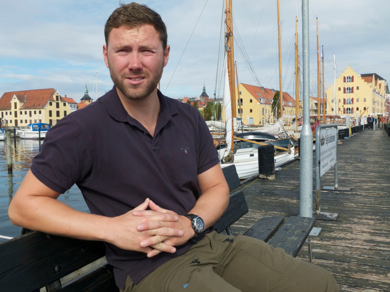 29-årige Christian Liebergreen startede sit sejlerliv som 12-årig på Svendborg Sund. Nu er han igen hjemme i Svendborg: - Her ved den gamle træskibsbro, har jeg tilbragt mange gode timer som knægt. Foto: Søren Stidsholt Nielsen