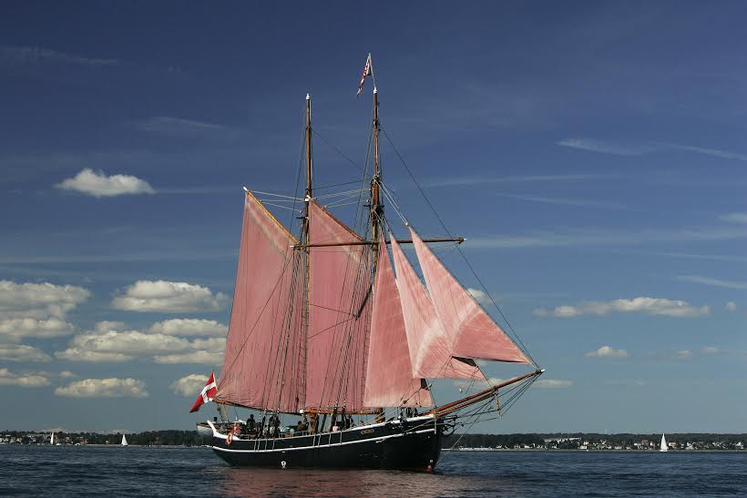 Skonnerten Halmø med den underste rig sat på Øresund. Foto: Grabowski