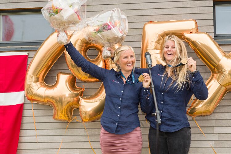 Jena og Katja fejres her i Hellerup efter deres VM-titel. Foto: Mogens Hansen