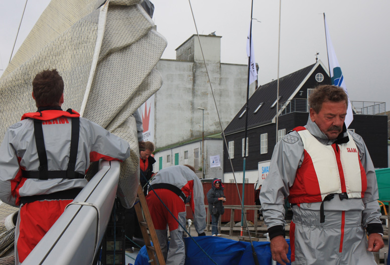 Lokale Firstmarine.dk med en bøjet bom, til højre ses ejeren Peter Reedtz. Foto: Troels Lykke