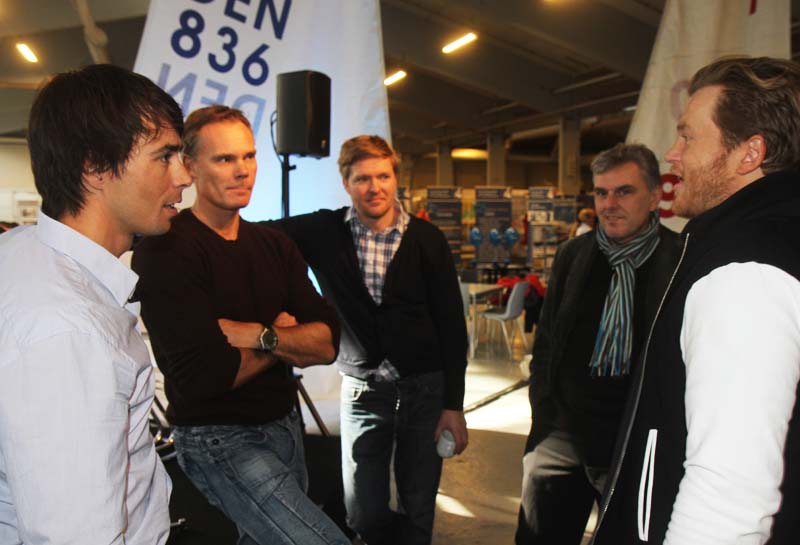 Fra venstre: Kamp, Halkier, Hestbæk og Høgh-Christensen taler om hvor meget mediebåde må genere dem på banen. Foto: Troels Lykke