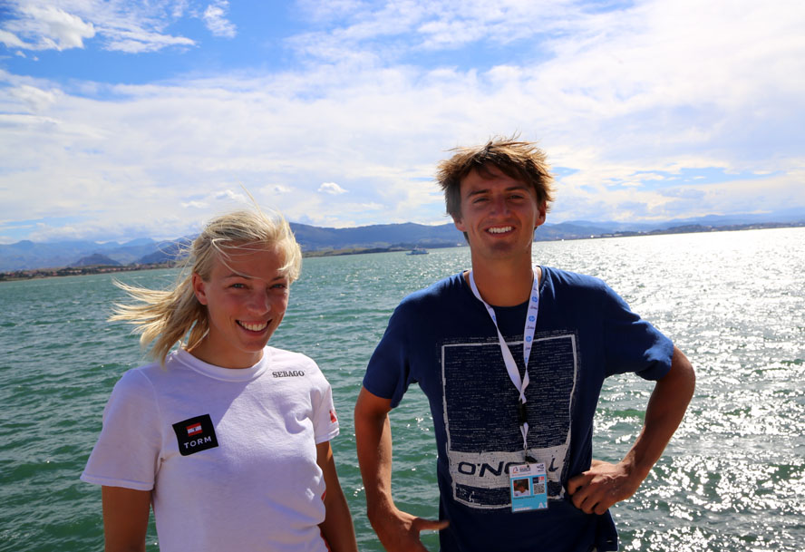 RS:X-surferne Lærke Buhl-Hansen og Sebastian Fleisher holder sammen, kunne vi se i Torms Meeting point i dag. Sebastian er yderst tæt på at kvalificere Danmark til OL i sin klasse. Foto: Troels Lykke