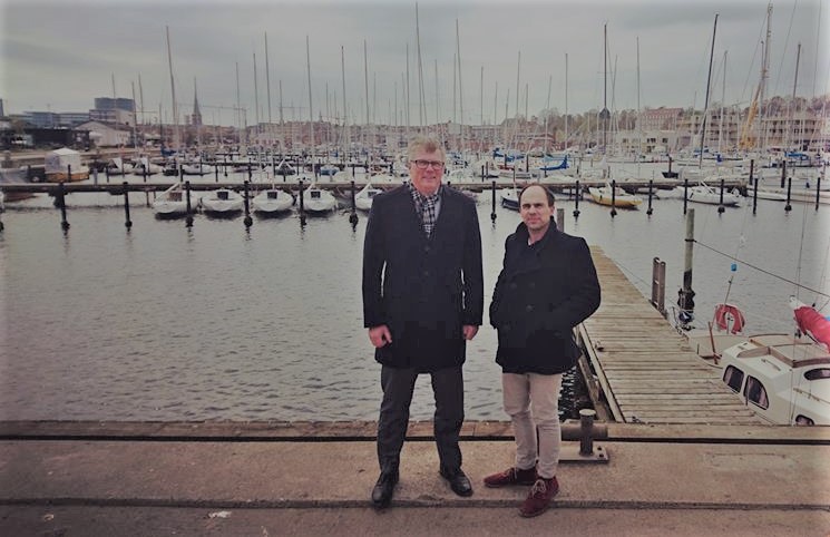 To glade direktører: Erling Sørensen, direktør hos Spar Nord (th) og Thomas Capitani, direktør hos Sailing Aarhus. PR-foto