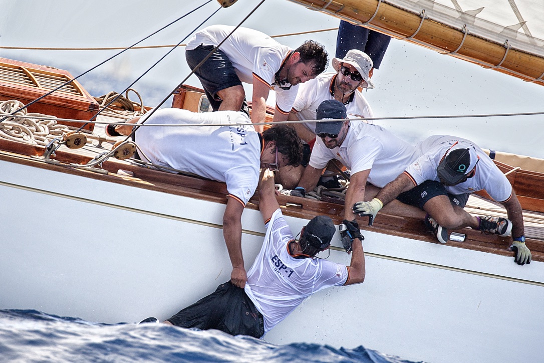 Efter at 15M-båden Hispania krydsede mållinjen i Illes Balears Classics Regatta på Mallorca røg et besætningsmedlem overbord. Et uheld, som blev fanget af fotograf Fernandez Luis og nu er en del af årets konkurrence. Foto: Fernandez Luis