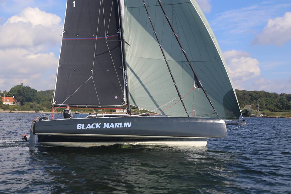 Trimaranen Black Marlin er en 31 fods one off-konstruktion - der får indbygget solceller i ruftaget, der leverer energi til elmotor.