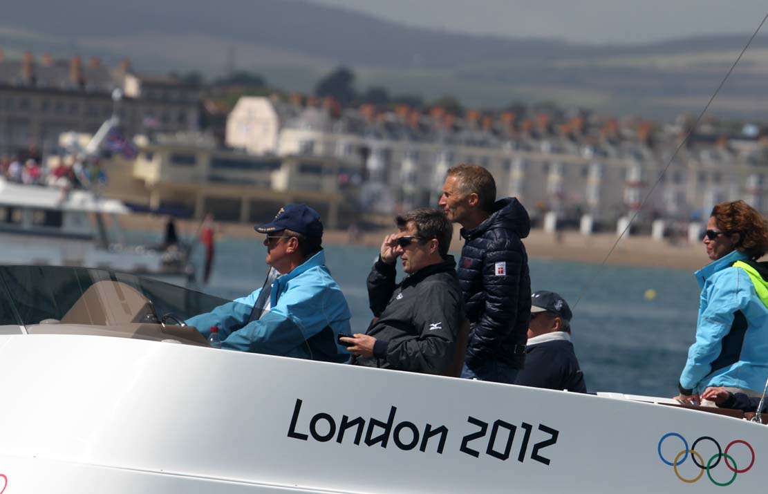 Hans Natorp ses her til medal race i Finnjolle i Weymouth, sammen med kronprins Frederik. Foto: Troels Lykke