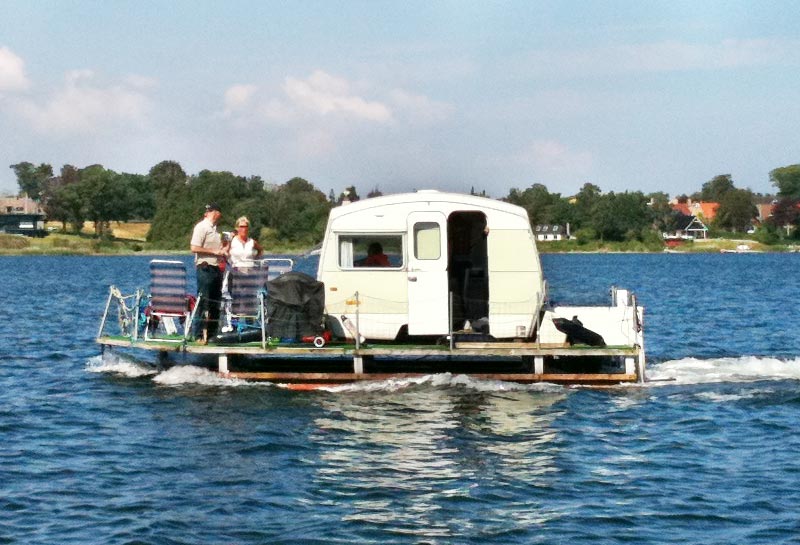 Med den våde sommer vi har haft, er en flydende campingvogn måske et godt alternativ til en båd. Foto: Bo Hold