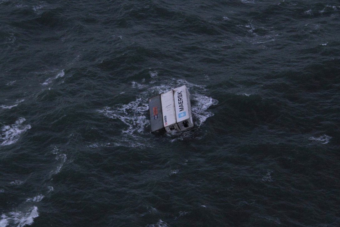 Også containere fra danske Maersk faldt overbord i weekenden. Foto: Kustwacht Dorniers 228-212