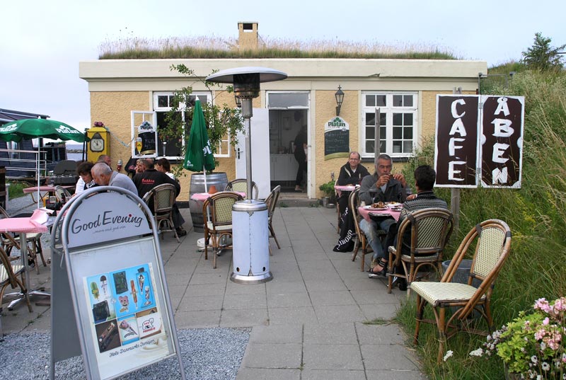 Der er hyggeligt på Dragør Forts cafe, hvor de lokale også søger hen til en øl eller to. Foto: Katrine Bertelsen