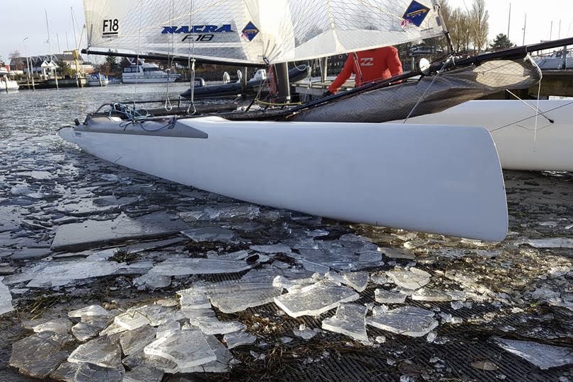 Isen i havnen skabte nye udfordringer for Finnjolle- og F18-sejlerne. Foto: Vallensbæk Sejlklub