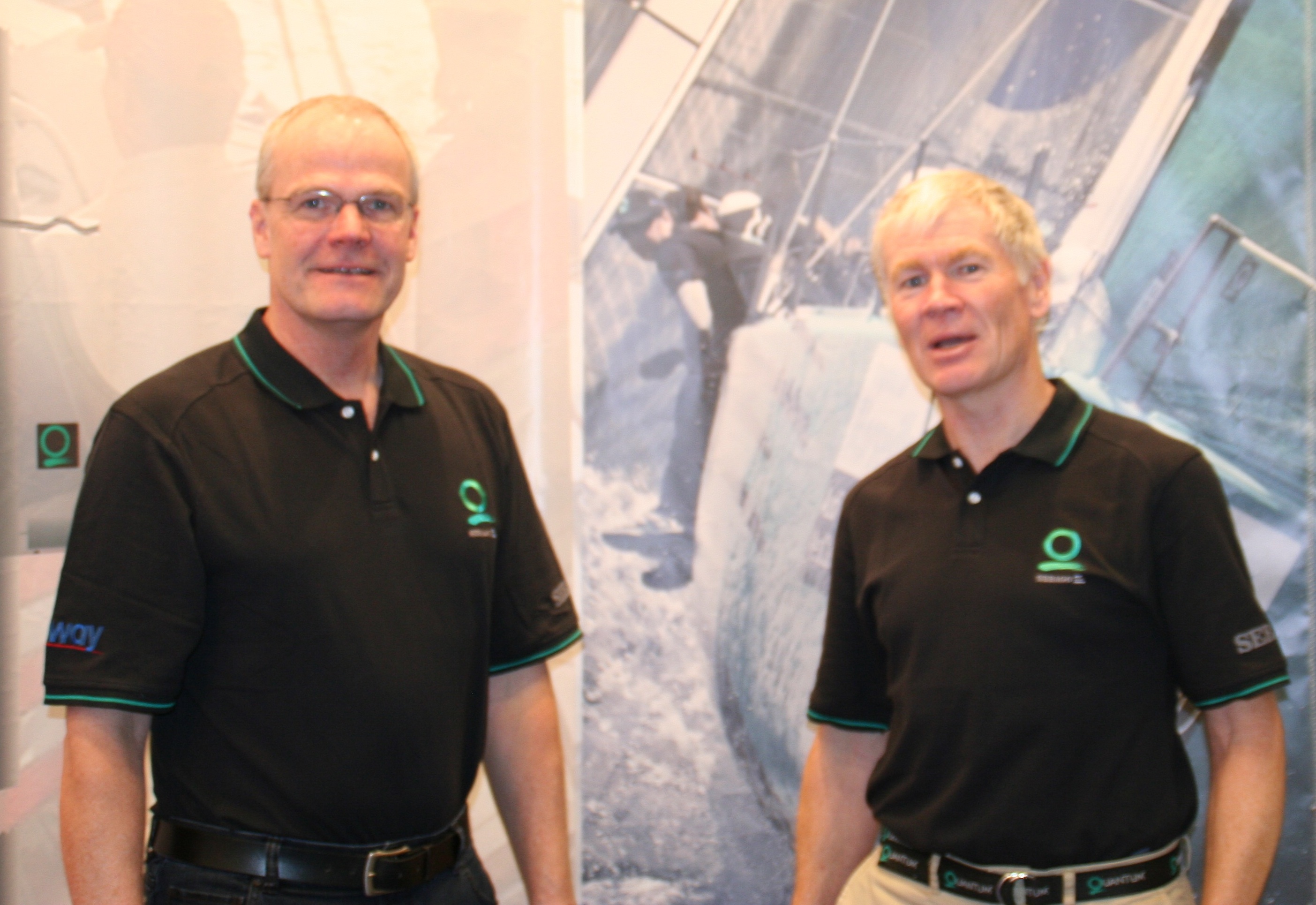 Flemming Djernæs, tv., er tidligere formand for OK-klassen. Nu sejler han J/80. Til højre ses Jan Hansen, chef for Quantum Danmark.