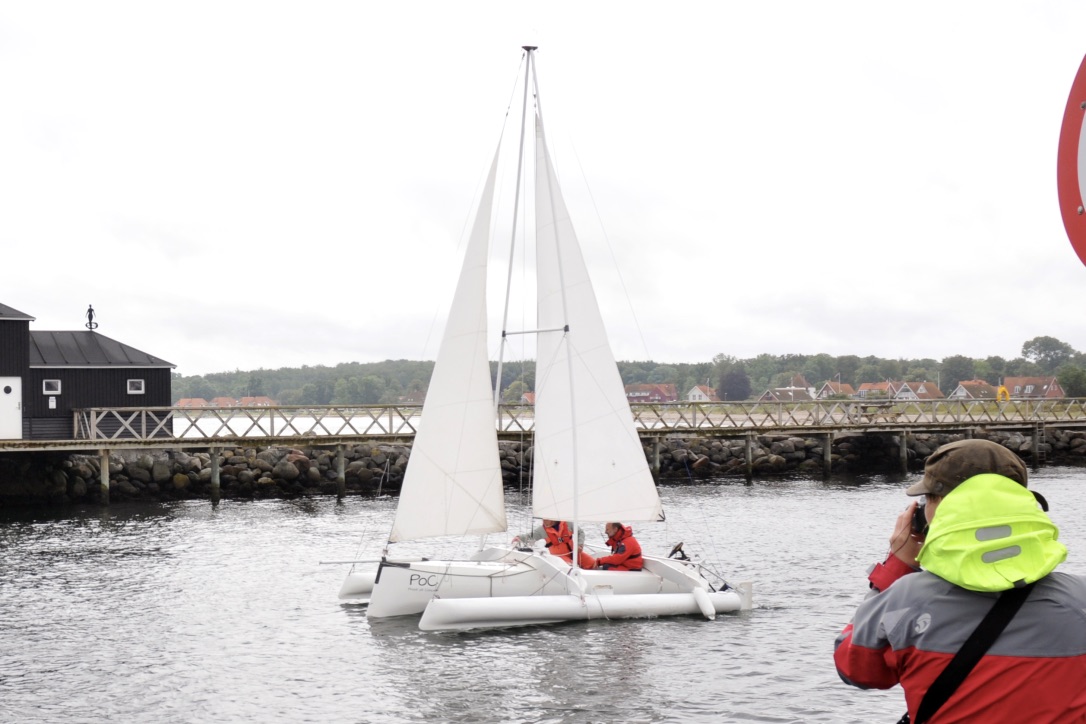 Trimaranen ’Proof of Concept’ ses her på vandet i Kerteminde. Foto: Jens Wellejus