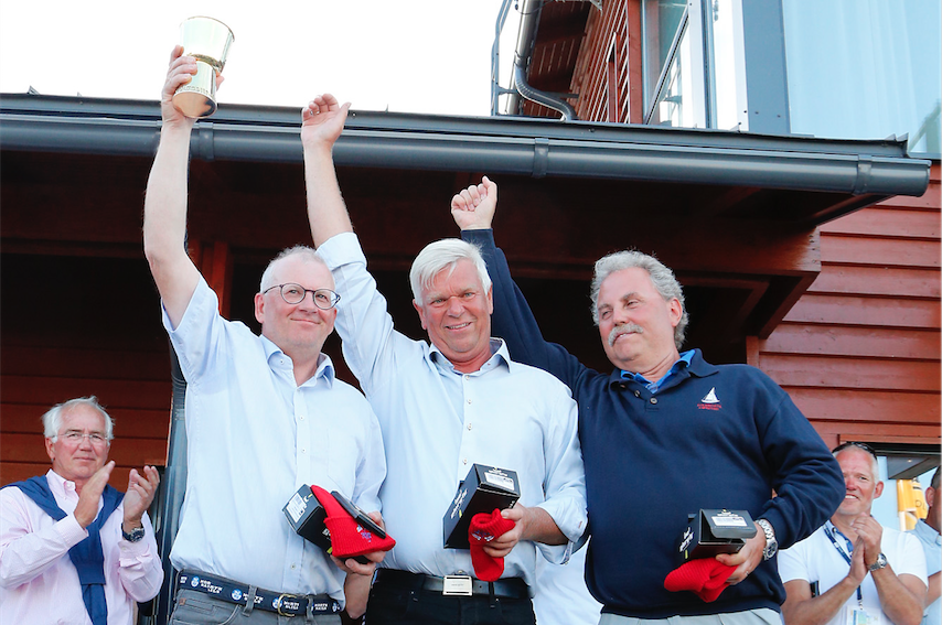 Per Jørgensen tv.og besætning vinder i Folkebåd i Gold Cup i Helsinki blandt 66 både. De modne sejlere kan også. Foto: Jarmo Vehkakoski