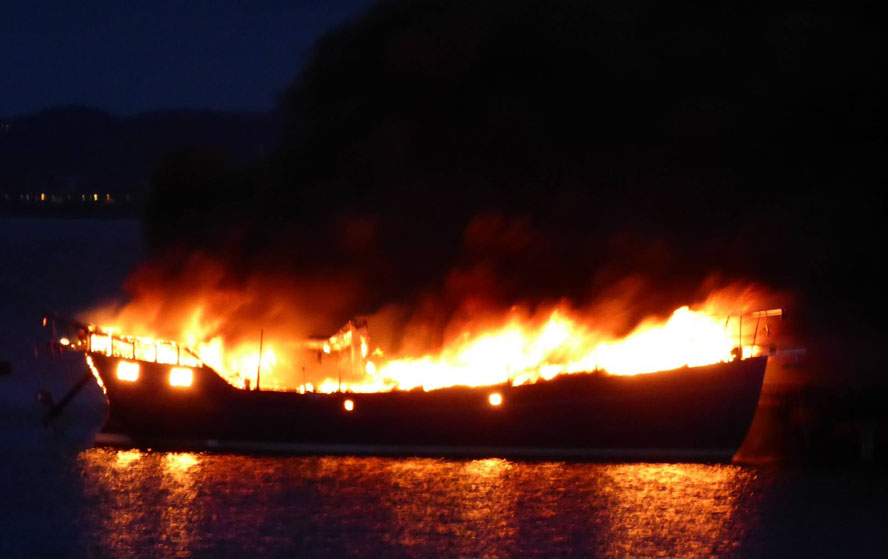 Ejeren overlevede fordi han blev dårlig af gassen og gik op på dækket, hvorefter båden brændte lige efter på Hirsholmene.