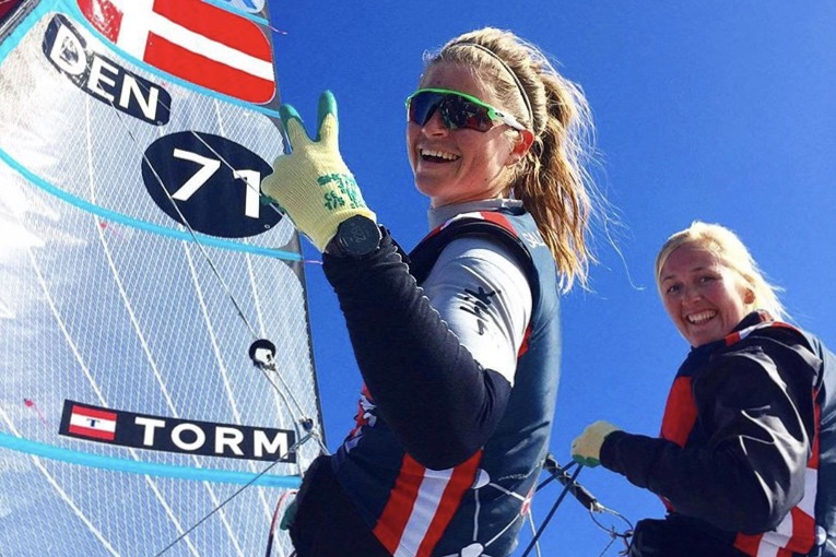 Selvom Jena Mai Hansen (t.h.) har måttet vinke farvel til det sjette ben i Volvo Ocean Race, er smilene store i Portugal. Foto: Team Jena & Katja / Facebook