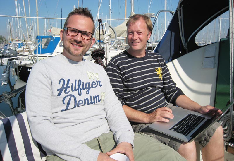 Jacob Nørlem Masters (t.v.) og Mads Voldby står bag den nye havnelods John At Sea.