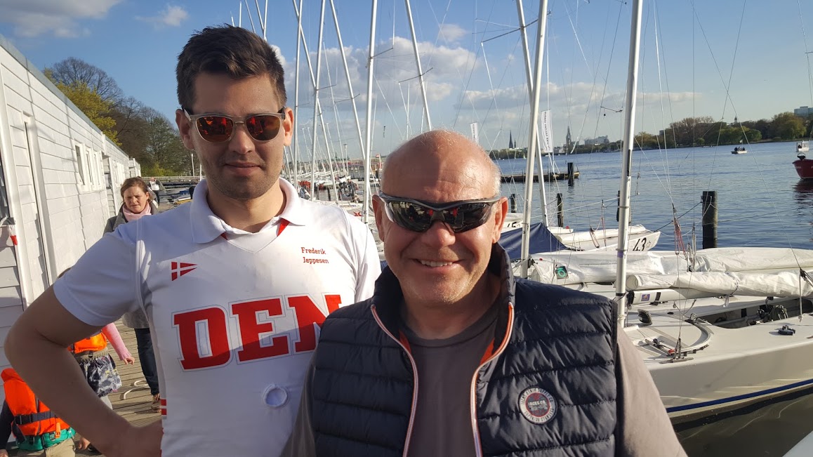 Frederik Jeppesen, tv. og Johnny Jensen havde optur i Hamborg i dag, med bl.a. 3. plads i Starbådsfeltet. Foto: Troels Lykke