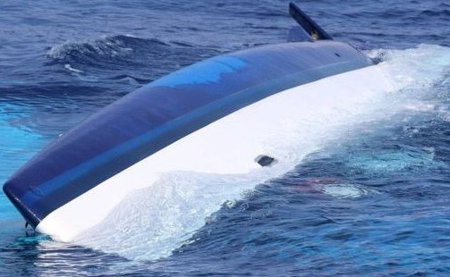 Den 37-fods katamaran 'Surf Into Summer' sank 70 sømil fra Floridas kyst. Foto: US Coastguard.
