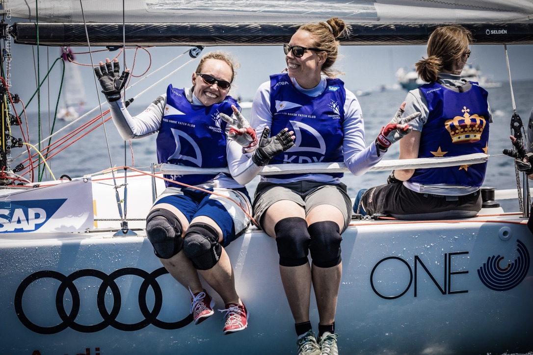 Smilene er brede hos den danske kvindebesætning fra KDY. Sidste år sluttede teamet som bedste nordiske hold på en 10. plads. Foto: Sailing Champions League
