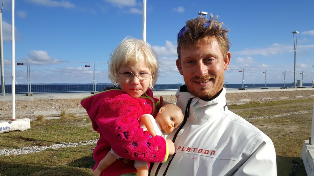 Prof-sejler Martin Kirketerp står her med datteren Freja. Nu sejler Kirketerp også på Warrers M32er. De to vandt OL-guld i 2008 på 49er. Foto: Troels Lykke