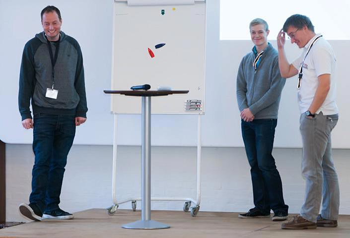 Fra venstre: Jon Møgelhøj, Martin Frislev og Søren Badstue til kapsejladsleder-seminar. Hvad mon de griner af? Foto: Mogens Hansen