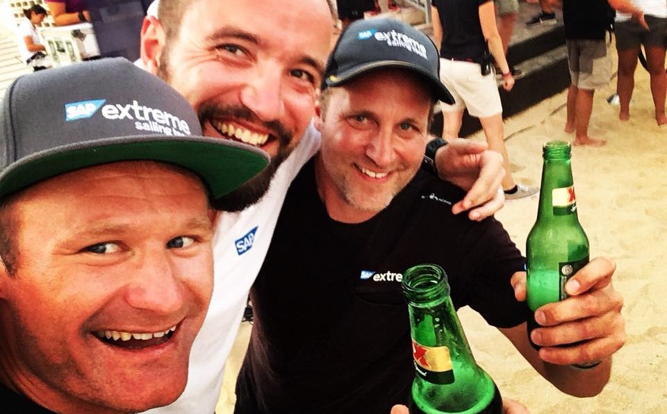 Rasmus Køstner, Milan Černý og Jes Gram-Hansen tager en fortjent øl i Mexico efter samlet sejr i Extreme Sailing Series. Privatfoto