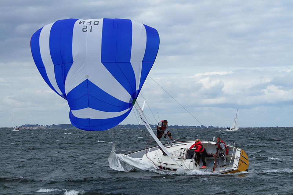 L 23eren Tria med Martin Larsen fra Køge Bugt Sejlklub havde sine udfordringer i Faaborg. Foto: Anders Lund