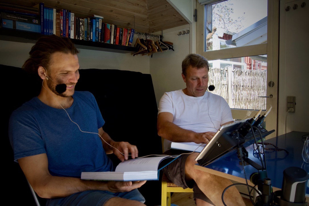 Emil og Mikkel ses her i deres hjemmelavede lydstudie. Foto: Familien Behas nyhedsbrev