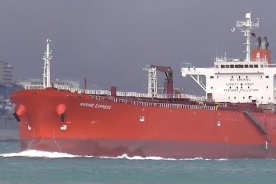 Skibet sejlede med 13,5 ton benzin, da det blev kapret af pirater. Foto: YouTube