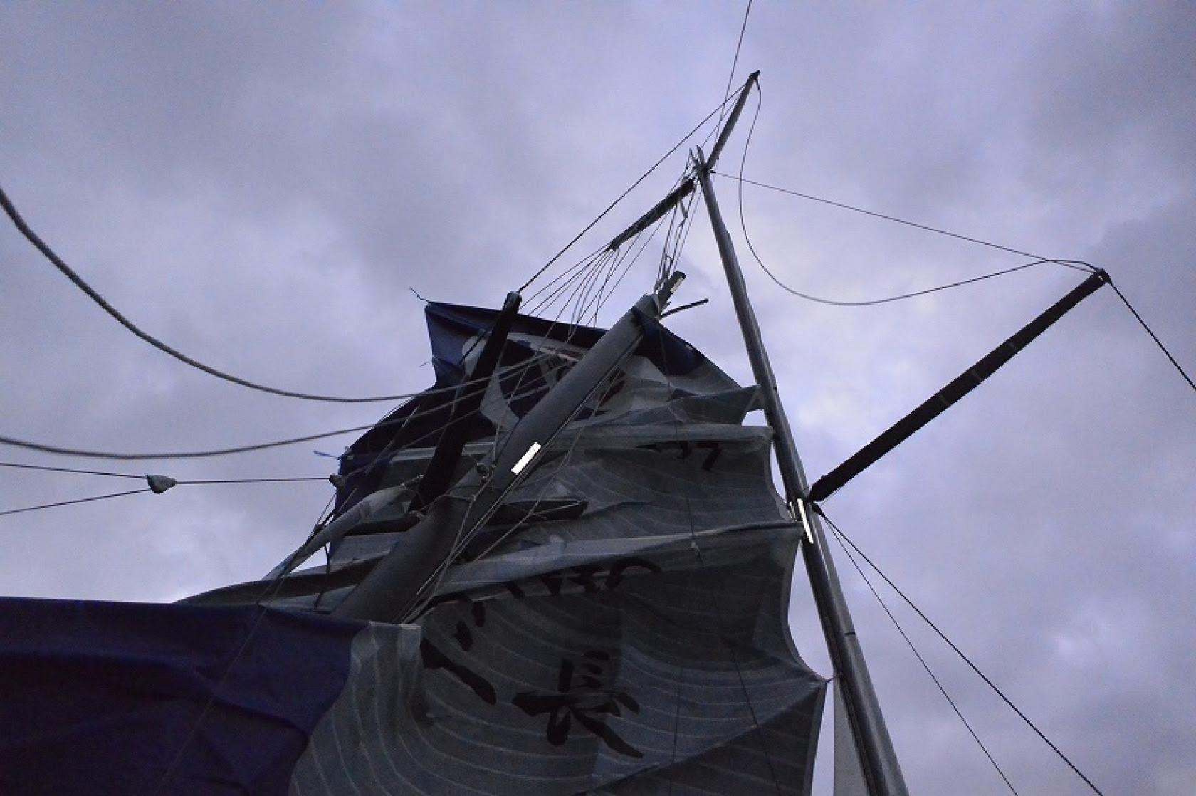 Masten knækkede da det blæste 10 m/sek. Foto: Kojiro Shiraishi