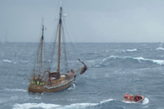Den norske sejlbåd måtte desværre efterlades under redningsaktionen. Foto: Esvagt