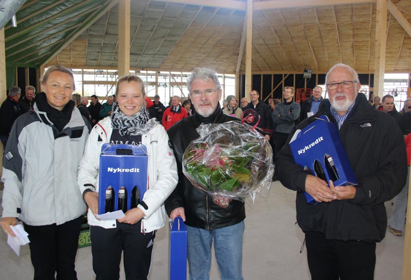 Fra venstre Bente Jakobsen fra Nykredit der overrakte præmierne til  Anne Marie Rindom, Leif Arndal og Knud Erik Feldt. Foto: Horsens Sejlklub