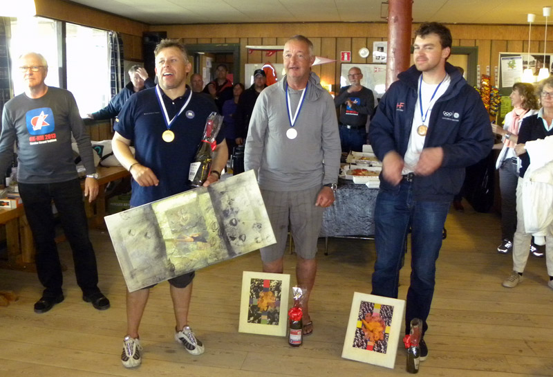 Vinderne af NM i OK-jolle 2013: Thomas Hansson-Mild (tv), Greg Wilcox, New Zealand og Christian Olesen (th). Foto: Lars Plejdrup