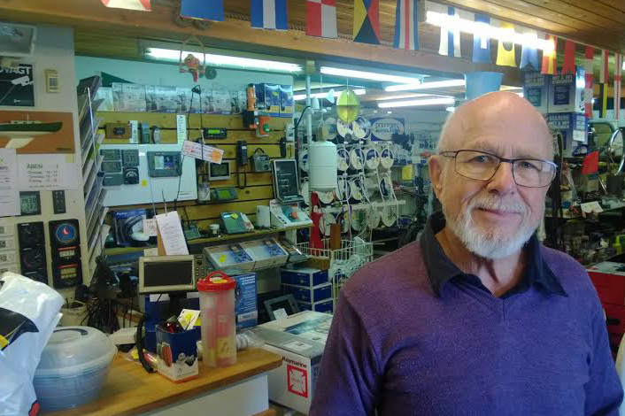 Olav Hansen ses her i sin butik, der lå tæt på Kaløvig lystbådehavn. Foto: Troels Lykke