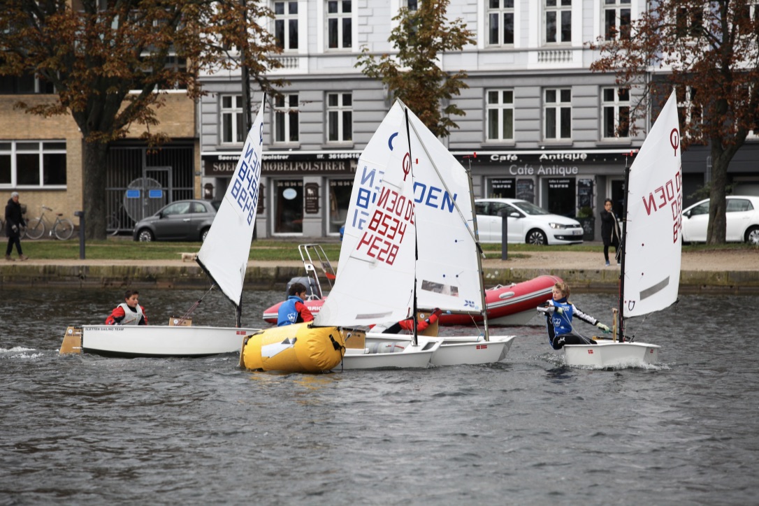 Hold-DM indgår som en del af KDY og Søernes Sejlklubs samarbejde ”Optimistjoller på Peblingesøen”, der er støttet af Nordea-fonden. Foto: Peter Søgaard