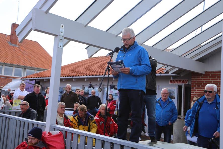 Stævneleder, Poul Erik Nielsen, rådgiver sejlerne inden årets Palby Fyn Cup. Foto: Troels Lykke