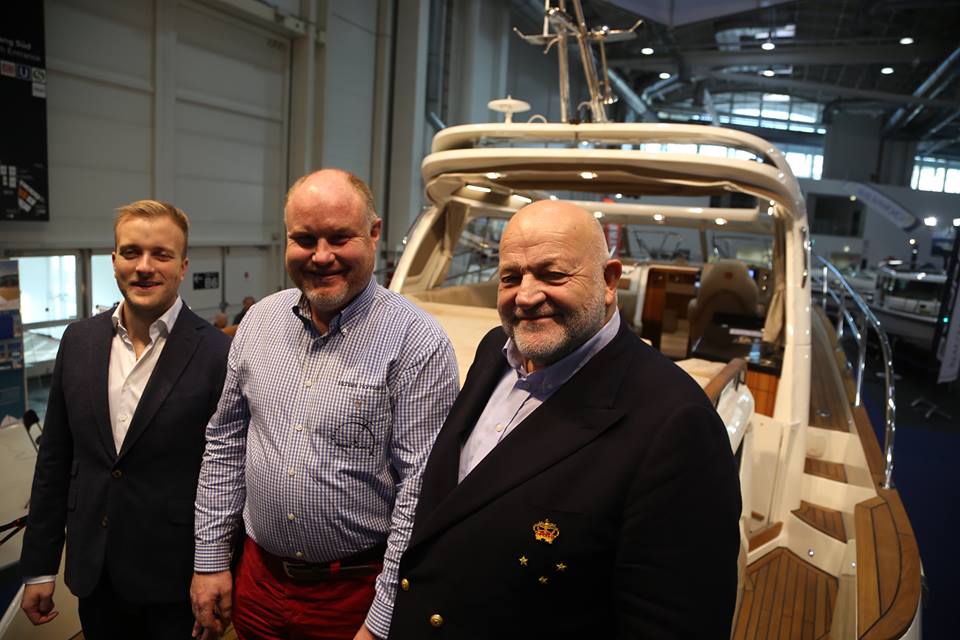 Fra venstre ses Kasper Reese, Michael Hohman og Henrik Reese foran en Marex-båd i Hamborg 2015. Foto: Troels Lykke