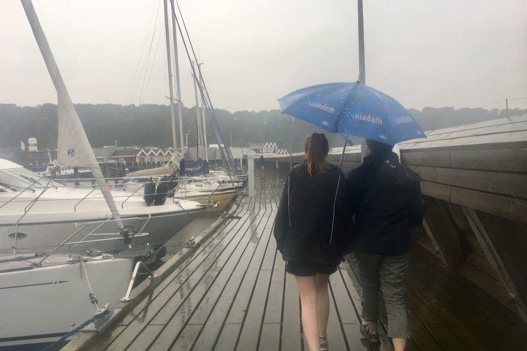 Paraplyen må fortsat findes frem, hvis du bevæger dig på havnen den kommende måned. Foto: Sara Sulkjær